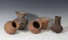 PREHISPÁNICO. Período Formativo Temprano-Medio. Terracota. Lote de cinco recipientes cerámicos de diversas épocas y culturas: un cántaro "cara-gollete...
