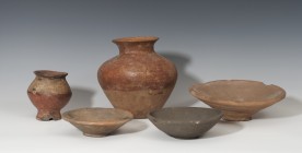 PREHISPÁNICO. Período Formativo Temprano-Medio. Terracota. Lote de cinco recipientes cerámicos de diversas épocas y culturas: Una olla, una copa, y tr...