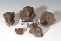 PREHISPÁNICO. Período Formativo Temprano-Medio. Terracota. Lote de cinco fragmentos de recipientes cerámicos con arranque de asa zoomorfo y un fragmen...