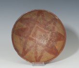 PREHISPÁNICO. Cultura Teotihuacana (250-750 d.C.). Plato. Terracota policromada. Con decoración geométrica en el interior. Altura 5,4 cm. Diámetro 18,...