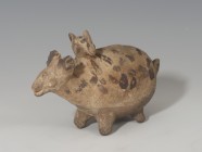 PREHISPÁNICO. Cultura Chancay. Figura zoomorfa (1300-1450 d.C. ). Terracota de pasta blanca con decoración negra pintada. Pequeño animal en la parte s...