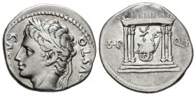 AUGUST. Denarius. (Ar. 3.75g \/ 19mm). 18 BC Colonia Patricia. Anv: CAESARI AVGVSTOS. Laureate bust on the left of Augustus. Rev: Tetra-style domed te...