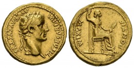 TIBERIUS. Golden. (Au 7.72g \/ 20mm). 14-37 AD Lugdunum. Anv: TI CAESAR DIVI AVG F AVGVSTVS. Laureate bust to the right of Tiberius. Rev: MAXIM PONTIF...