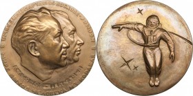 Russia - USSR table medal The world's first exit of a person from a ship into space.. A. Leonov. P. Belyaev. 1965
131.94 g. 65mm. UNC/UNC Шкурко,Салы...