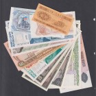 Billetes
Billetes Extranjeros
Lote de 13 billetes. Diversos países (Colombia, Indonesia, Argentina, Rusia, Perú, Ecuador...). SC a EBC.