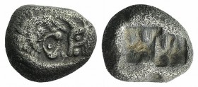 Kings of Lydia, time of Cyrus – Darios I, c. 545-520 BC. AR Siglos (14mm, 5.14g). Sardes. Confronted foreparts of lion r. and bull l. R/ Two incuse sq...