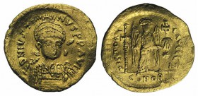 Justin I (518-527). AV Solidus (21mm, 4.47g, 6h). Constantinople, 519-527. Helmeted and cuirassed bust facing slightly r., holding spear and shield. R...