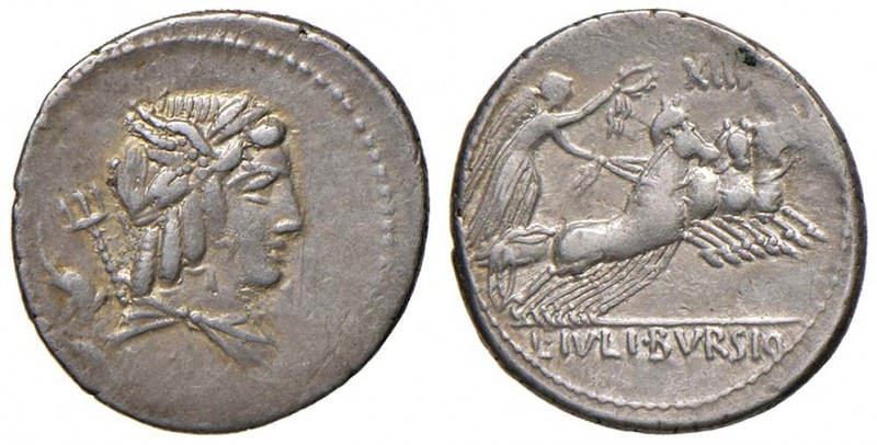 Julia – L. Julius Bursio – Denario (85 a.C.) Testa di Apollo a d. – R/ La Vittor...