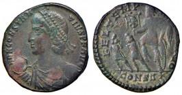 Costanzo II (337-360) Maiorina (Costantinopoli ?) Busto diademato a s. – R/ L’imperatore stante a s. – RIC 89 AE (g 3,51)
BB