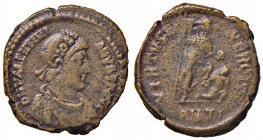 Valentiniano II (375-392) AE (Antiochia) Busto diademato a d. – R/ L’imperatore stante a d. – AE (g 7,89)
MB