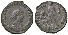 Valentiniano II (375-392) AE (Siscia) Busto diademato a d. – R/ L’imperatore stante a s. solleva la Repubblica – RIC 26c AE (4,62) 
BB