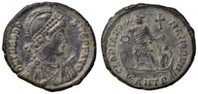 Teodosio (379-395) AE (Antiochia) Busto elmato a d. – R/ L’imperatore stante su nave a s. – AE (g 5,72) Dalla vendita Asta del Titano n. 46, lotto 422...