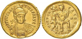 Teodosio II (408-450) Solido (Constantinopoli) Busto elmato con lancia e scudo di fronte - R/ L’imperatore andante a d. con trofeo trascina un nemico ...