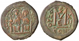 BISANZIO Giustino II (565-578) Follis A. XIII (Costantinopoli) Giustino e Sofia seduti di fronte – R/ Valore – Sear 360 AE (g 16,76)
BB/BB+