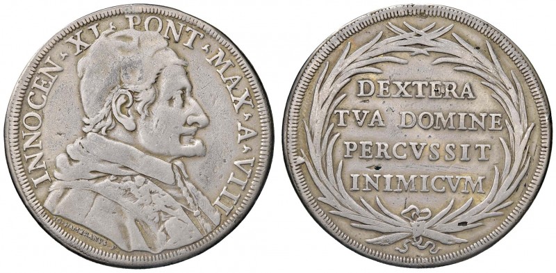 Innocenzo XI (1676-1689) Piastra A. VIII – Munt. 25 AG (g 31,39) Da montatura
M...