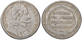 Innocenzo XI (1676-1689) Piastra A. VIII – Munt. 25 AG (g 31,39) Da montatura
MB