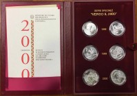 REPUBBLICA ITALIANA (1947-) Serie Speciale “Verso il 2000”. Sei monete in AG in confezione originale da zecca e certificati.
FDC