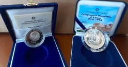 REPUBBLICA ITALIANA (1947-) 500 Lire 1986 Mondiale di Calcio Messico FS e 1.000 Lire 1994 Mondiali di Calcio USA FDC – AG Lotto di due monete in astuc...