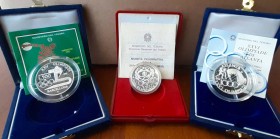 REPUBBLICA ITALIANA (1947-) 500 Lire 1988 e 1992, 1.000 Lire 1996 – AG Olimpiade di Seul, Barcellona e Atlanta. Lotto di tre monete in astucci origina...