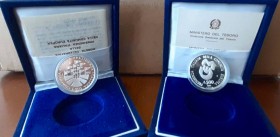 REPUBBLICA ITALIANA (1947-) 500 Lire 1985 e 1990 – AG Presidenza italiana CEE. Lotto di due monete in confezioni originali
FS
