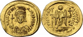 Justinian I (527-565). AV Solidus. Constantinople mint, 6th officina. Struck 519-527. Helmeted and cuirassed bust facing, holding globus cruciger and ...