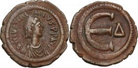 Justinian I (527-565). AE 5 Nummi, Constantinople mint. Diademed, draped and cuirassed bust right. / Large Є; Δ to right. D.O. 96d; MIB 103a; Sear 170...