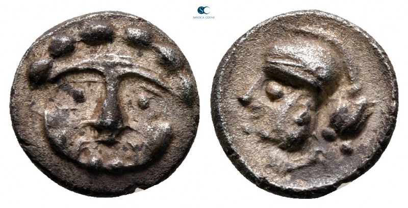 Pisidia. Selge circa 300-200 BC. 
Obol AR

10 mm, 0,94 g

Gorgoneion / Helm...