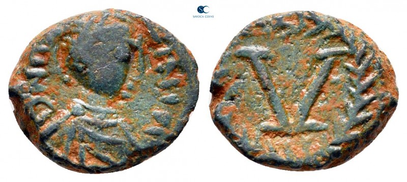 Justinian I AD 527-565. Imitative (Sicilian?) mint
Pentanummium Æ

11 mm, 1,6...