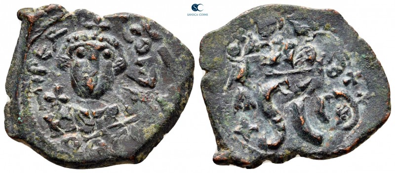 Constans II AD 641-668. Syracuse
Follis or 40 Nummi Æ

26 mm, 5,31 g

Crown...