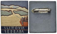 TRENTO
Durante Repubblica Italiana, dal 1946.
Spilla in legno souvenir.
Legno gr. 6,70 mm 43x40,2
Dr. Veduta della Slittovia; in esergo, SLITTOVIA...