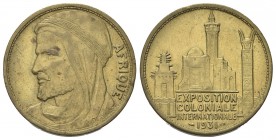 FRANCIA
III Repubblica, 1871-1940.
Medaglia 1931 opus L. Devignes.
Æ dorato gr. 20,44 mm 32,4
Dr. AFRIQUE. Busto di Magrebino a s.; a d., DEVIGNES...