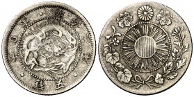 Año 3 (1870). Japón. Mutsuhito. 5 sen. (Kr. 1). 1,25 g. AG. Rara. MBC.