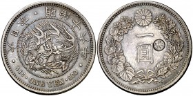 Año 16 (1883). Japón. Mutsuhito. 1 yen. (Kr. A25.2). 26,91 g. AG. Leves rayitas. Escasa. MBC+.