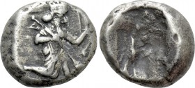 ACHAEMENID EMPIRE. Time of Darios I to Xerxes II (485-420 BC). Siglos. Sardes. 

Obv: Persian king in kneeling-running stance right, holding spear a...