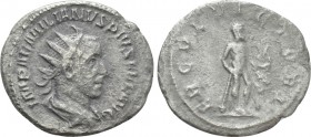 AEMILIAN (253). Antoninianus. Rome. 

Obv: IMP AEMILIANVS PIVS FEL AVG. 
Radiate, draped and cuirassed bust right.
Rev: ERCVL VICTORI. 
Hercules ...