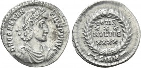 CONSTANTIUS II (337-361). Siliqua. Sirmium. 

Obv: D N CONSTANTIVS P F AVG. 
Diademed, draped and cuirassed bust right.
Rev: VOTIS / XXX / MVLTIS ...