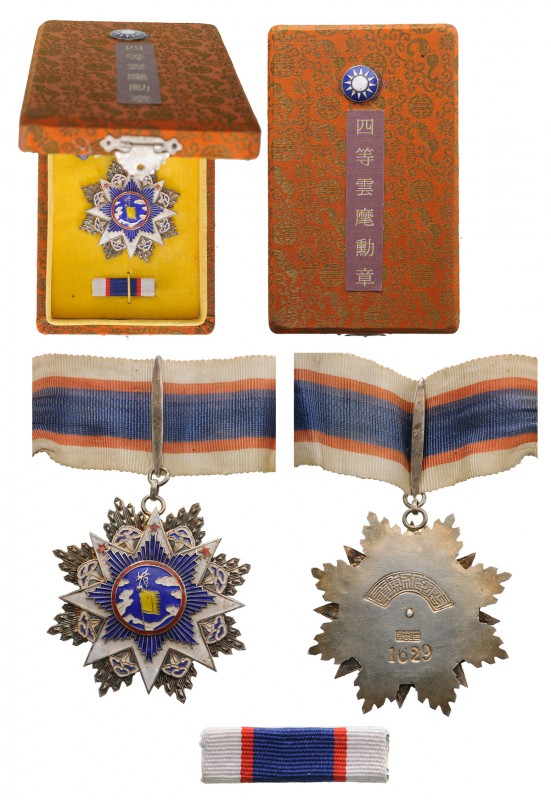 CHINA
Order of the Cloud and Banner
4th Class, 2nd Type. Neck Badge, 61 mm., g...