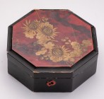 CHINA
Octagonal box 
Octagonal box in lacquered wood, animal and plant decoration (lotus ...) on the cover, work of China signed, circa 1950. Diamet...