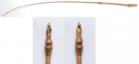 FRANCE
Remarkable rider whip
Remarkable rider whip, reptile skin, braided fabric and 22 K gold. Subject of a raptor holding a prey between its claws...