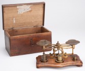 GREAT BRITAIN
Apothecary scale
Model two metal trays on wooden support. In the original cabinet, calibration weights. Dimensions 18 x 11 cm, late ni...