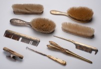 GREAT BRITAIN
Set consisting of seven silver and other hairdressing objects
London Mappin & Webb 1900:
1 / Large hand brush.
2 / Large clothes bru...