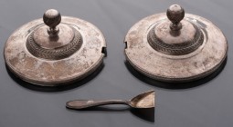 MIXED LOTS
Set consisting of three objects
Nice pair of silver jammers lids, beautiful models French Restoration period 1830. Weight 72 g, diameter ...