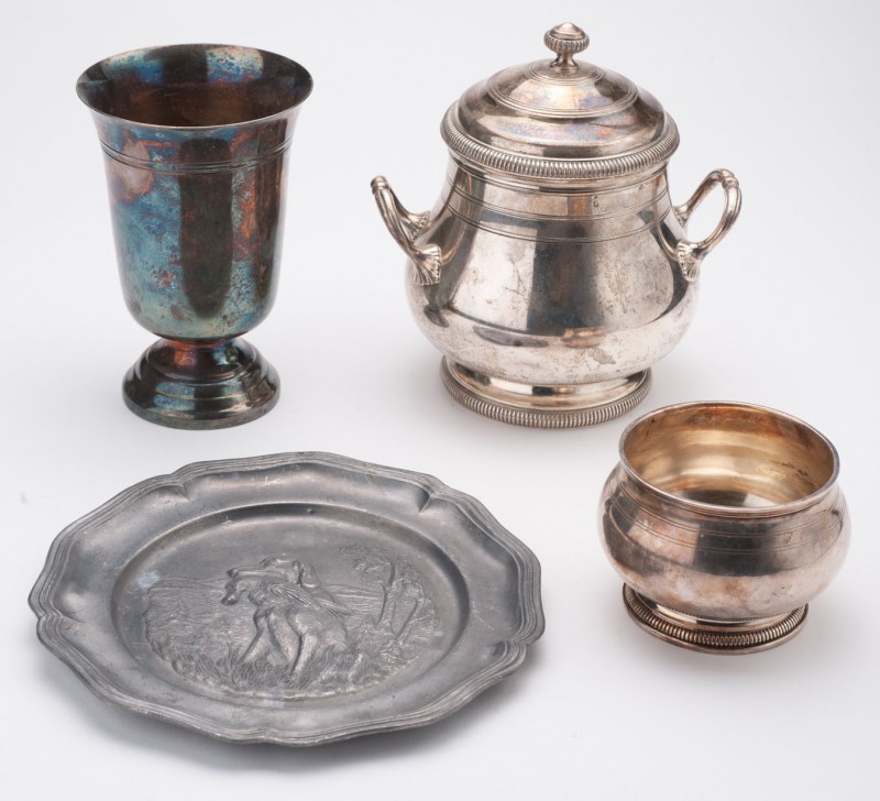 MIXED LOTS
Set consisting of four objects
1 / Sugar bowl in silver, side handl...