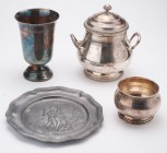 MIXED LOTS
Set consisting of four objects
1 / Sugar bowl in silver, side handles and small foot. Height 14 cm, Belgian hallmark, circa 1900. A small...