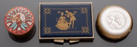 MIXED LOTS
Set consisting of three modern fantasy pills boxes 
1 / A mother-of-pearl round box, chased frame in gold-plated metal, Amour & Cupid in ...