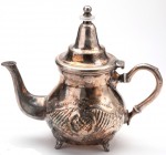 MIXED LOTS
Metal jug
Metal jug, oriental baluster model engraved, height 21 cm. I
Estimate: 100 - 200