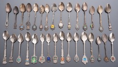 MIXED LOTS
Set of 44 spoons
Fun important collector set consisting of 44 small spoons in metal, old regional collection, spatulas with emblem and sh...