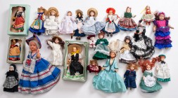 MIXED LOTS
Lot of 55 folkloric dolls
Important collection set consisting of a box of +/- 55 folk dolls, 1950s to 1980s, many regional provenances, v...