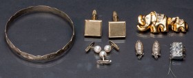 MIXED LOTS
Nice set consisting of six fancy pieces
1. A rigid metal bracelet,
2. A pair of American metal cufflinks,
3. A gold metal brooch two el...