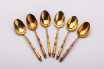 RUSSIA
Set consisting of 6 mocha spoons
Gilded metal, spatula in Russian style. In a box imitation shagreen. Length 10.5 cm. Two unreadable punches....